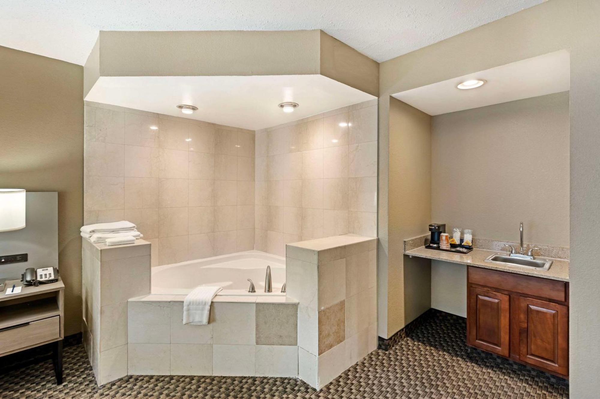 Comfort Inn & Suites Carneys Point Kültér fotó